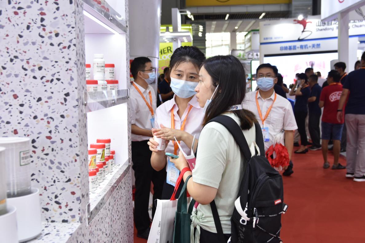 安琪为顾客提供专业服务