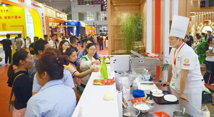 安琪专业大师进行产品应用演示