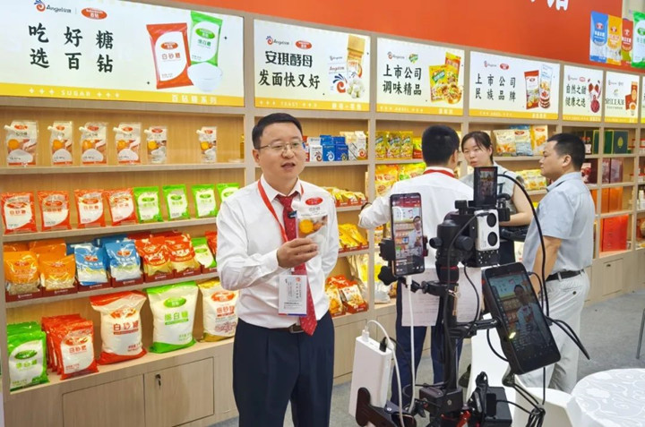 展会现场现安琪进行场多平台直播