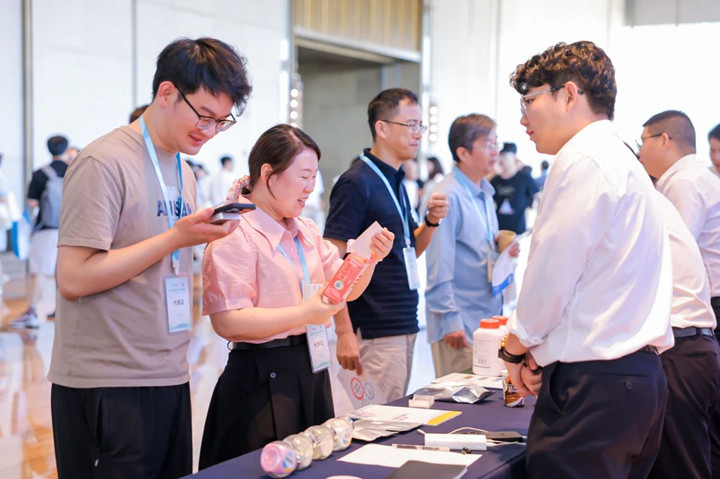 安琪AHH展台前咨询的客户络绎不绝