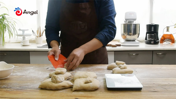 divide dough.jpg divide dough.jpg