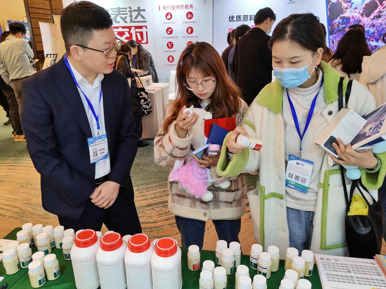 安琪人员为客户讲解公司产品 安琪人员为客户讲解公司产品