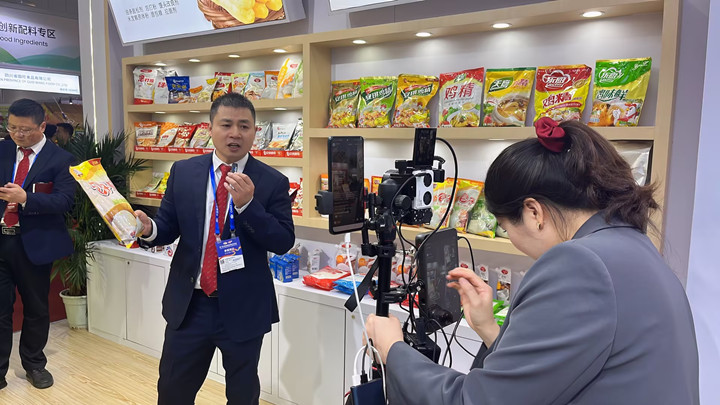 安琪以多种方式向往来客商展示安琪的独特魅力