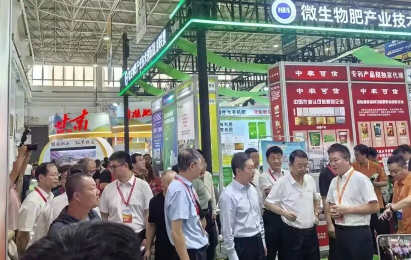张福锁参观安琪展位